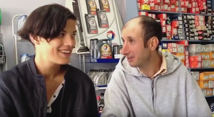 Ciprian are o iubită pe nume Ionela.