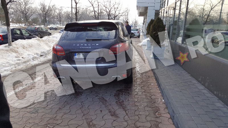 O şoferiţă din Capitală a blocat intenţionat trotuarul!