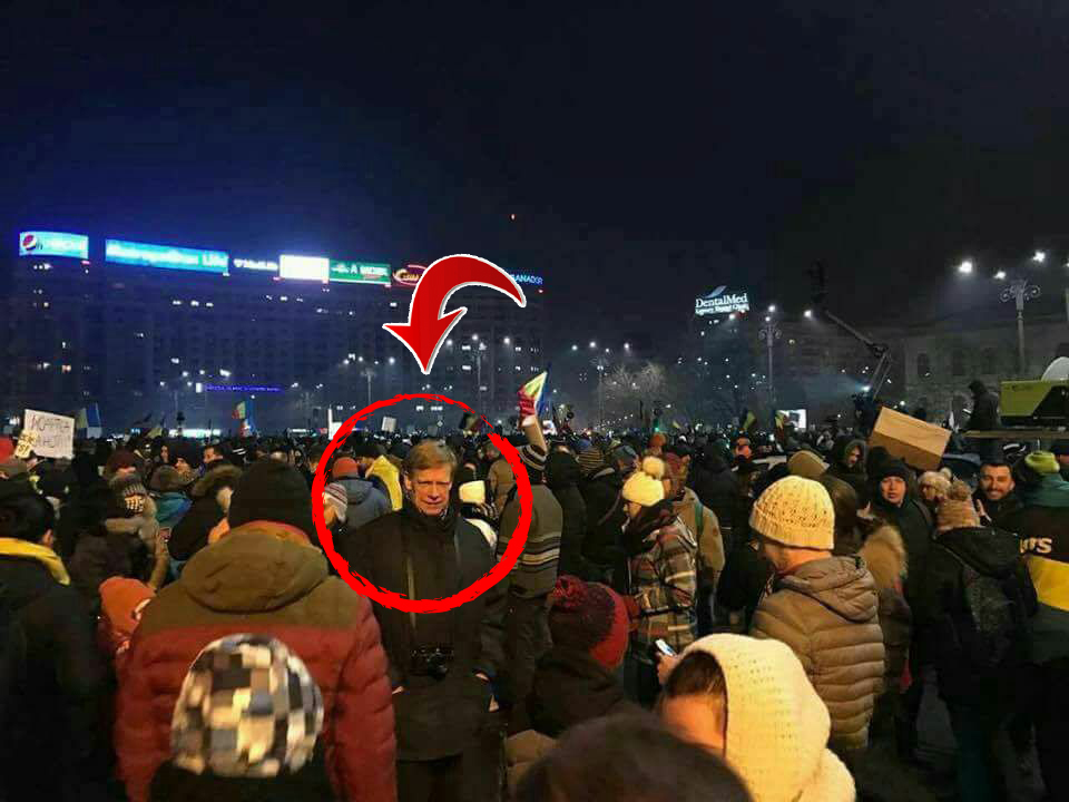 În Piaţa Victoriei a fost prezent printre protestatari chiar bossul Raiffeisen Bank!