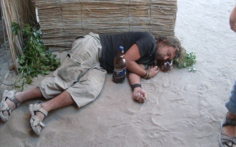 Nu este prima dată când Mihai Goţiu este prins în timp ce trage un pui de somn nepotrivit, însă, în vara anului trecut avea şi o sticlă de alcool care să-l... plictisească!