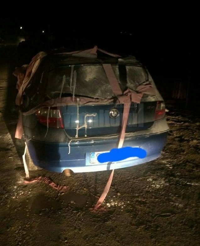 Mai mulţi tineri au ”împachetat” maşina în hârtie igienică.