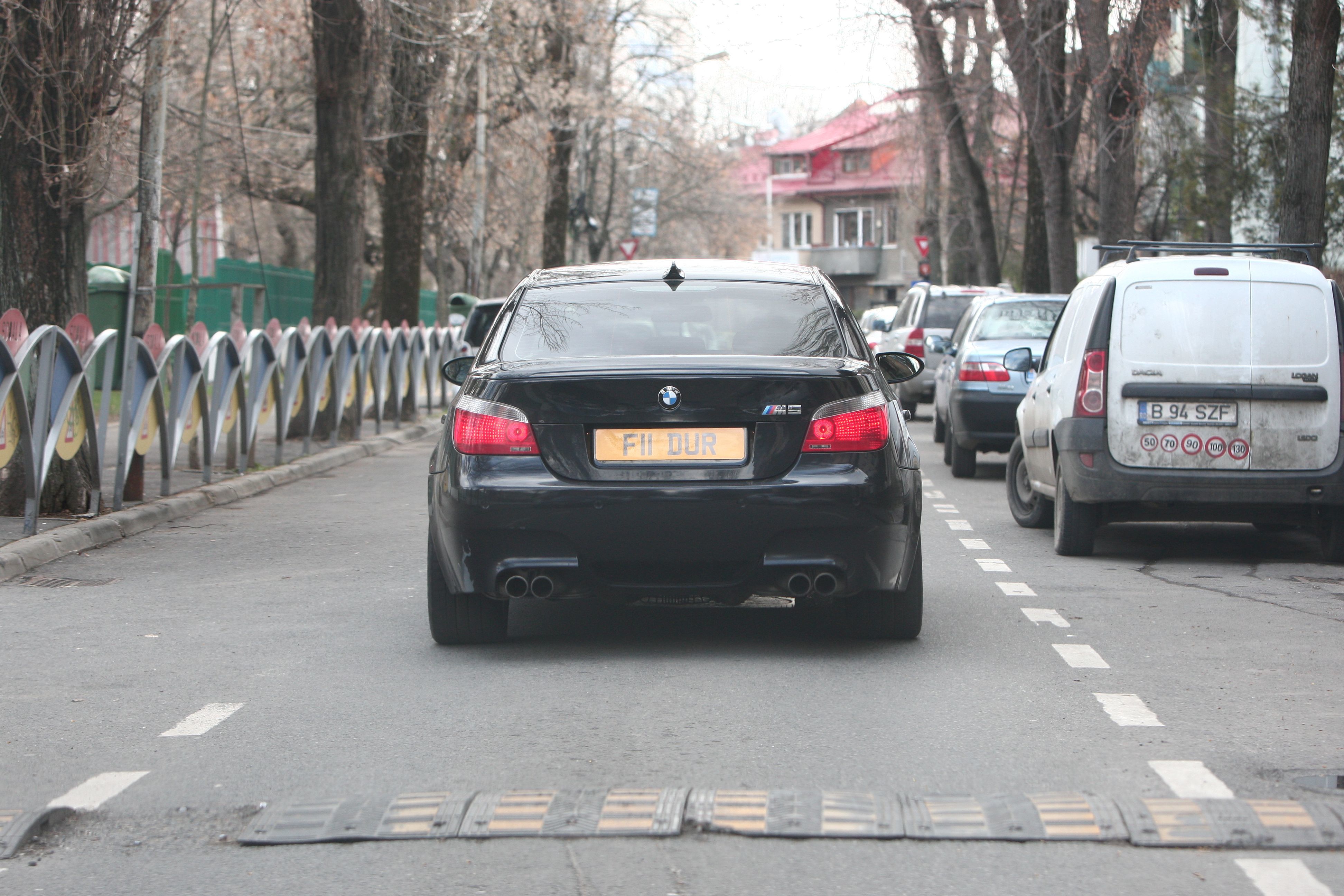 ”FII DUR” - este numărul de înmatriculare ales de şoferul acestui BMW