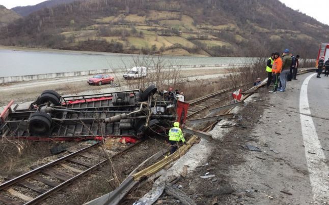 TIRul lovit s-a răsturnat pe şinele de cale ferată