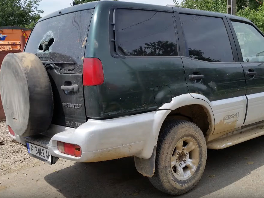 Maşina primarului a ieşit ”şifonată” din confruntarea cu hoţii