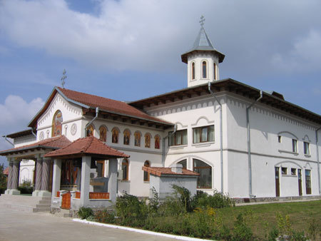 Mănăstirea Christiana este construită pe Şoseaua Pipera - Tunari, în Voluntari