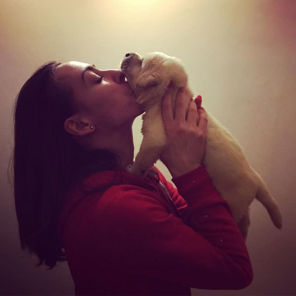 Cătălina s-a îndrăgostit deja de căţelul pe care tocmai l-a cumpărat