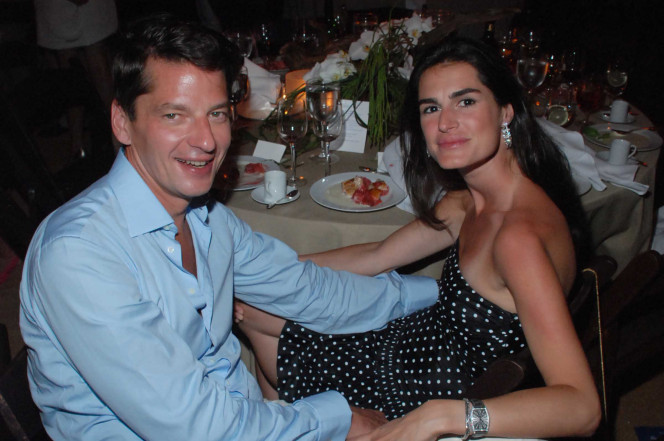 Charles Murphy, alături de soţia lui, Annabella. Decesul subit şi suspect al afaceristului i-a făcut pe mulţi să se întrebe dacă nu cumva jocurile murdare la nivel înalt în domeniul financiar, pe care acesta le investiga alături de John Paulson, sunt cele care i-au adus sfârşitul.