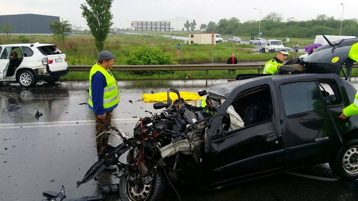 Maşina în care se aflau fetele s-a făcut zob (foto: ebihoreanul.ro)