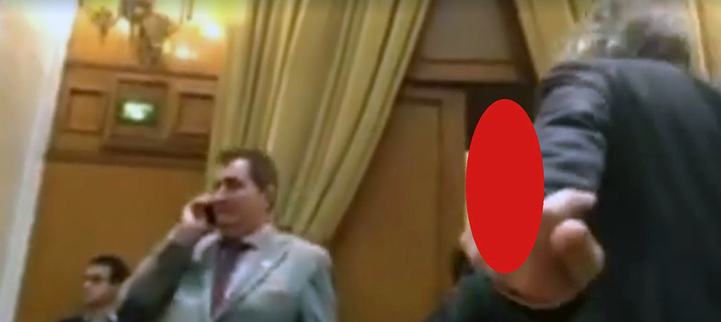 Senatorul Tit-Liviu Brăiloiu, filmat făcând gesturi obscene în timpul discursului preşedintelui
