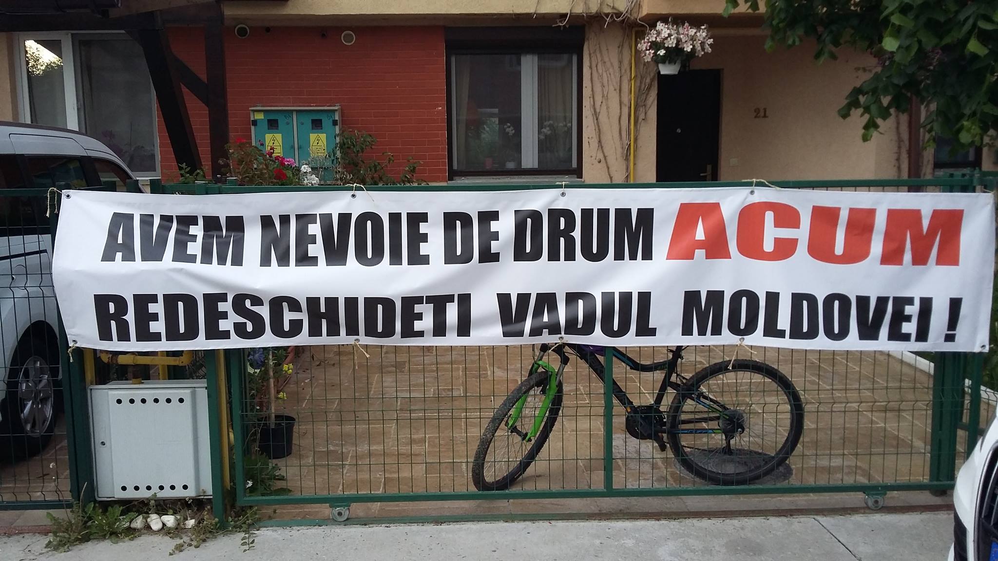 Aşa arată bannerul afişat de Mircea Cărtărescu în faţa casei sale