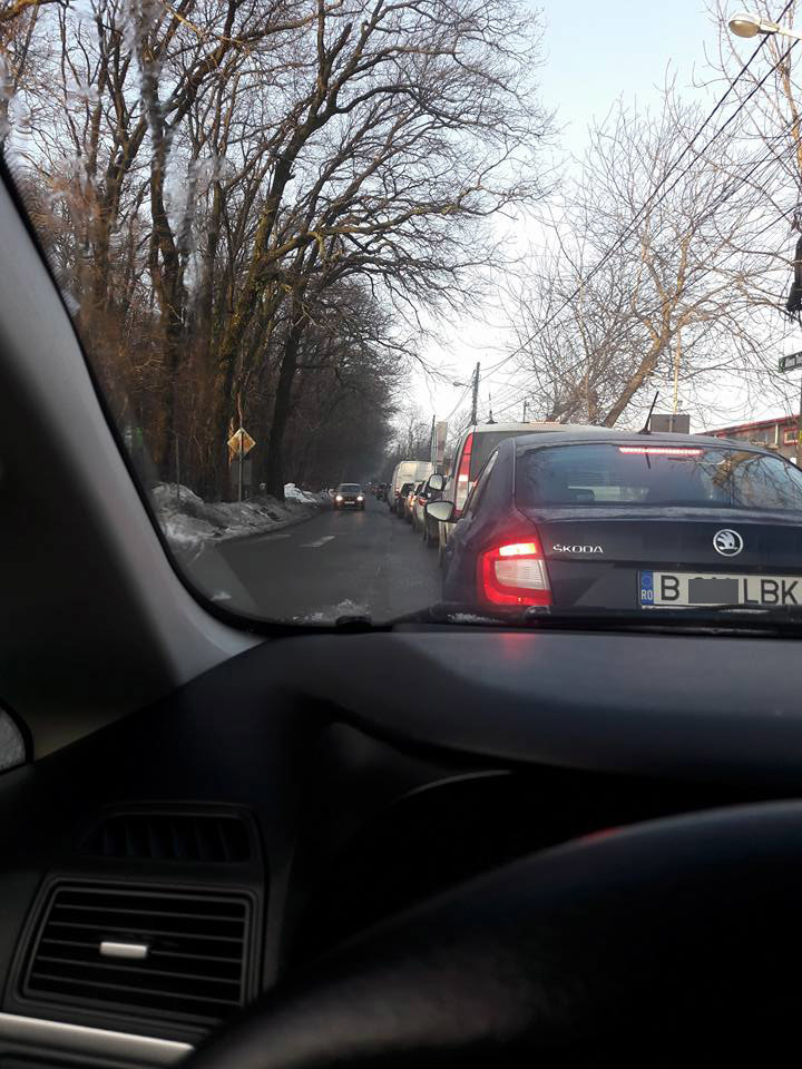 Locuitorii din zona Greenfield stau zilnic la cozi interminabile pentru a ajunge în centrul oraşului