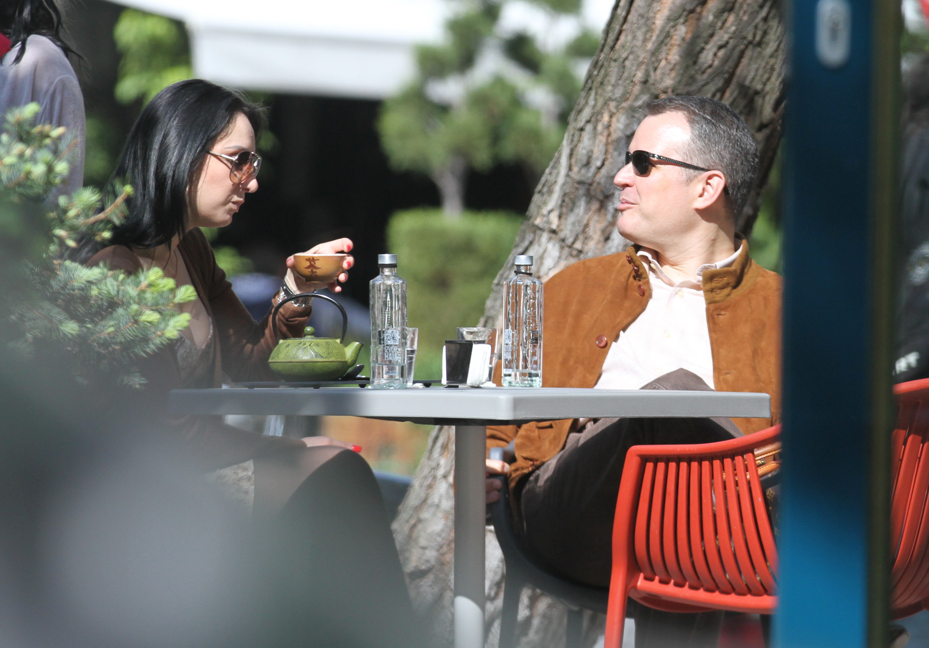 Cine o cunoaşte pe bruneta cu care şi-a băut cafeaua Ion Bazac ne poate scrie pe pont@cancan.ro!