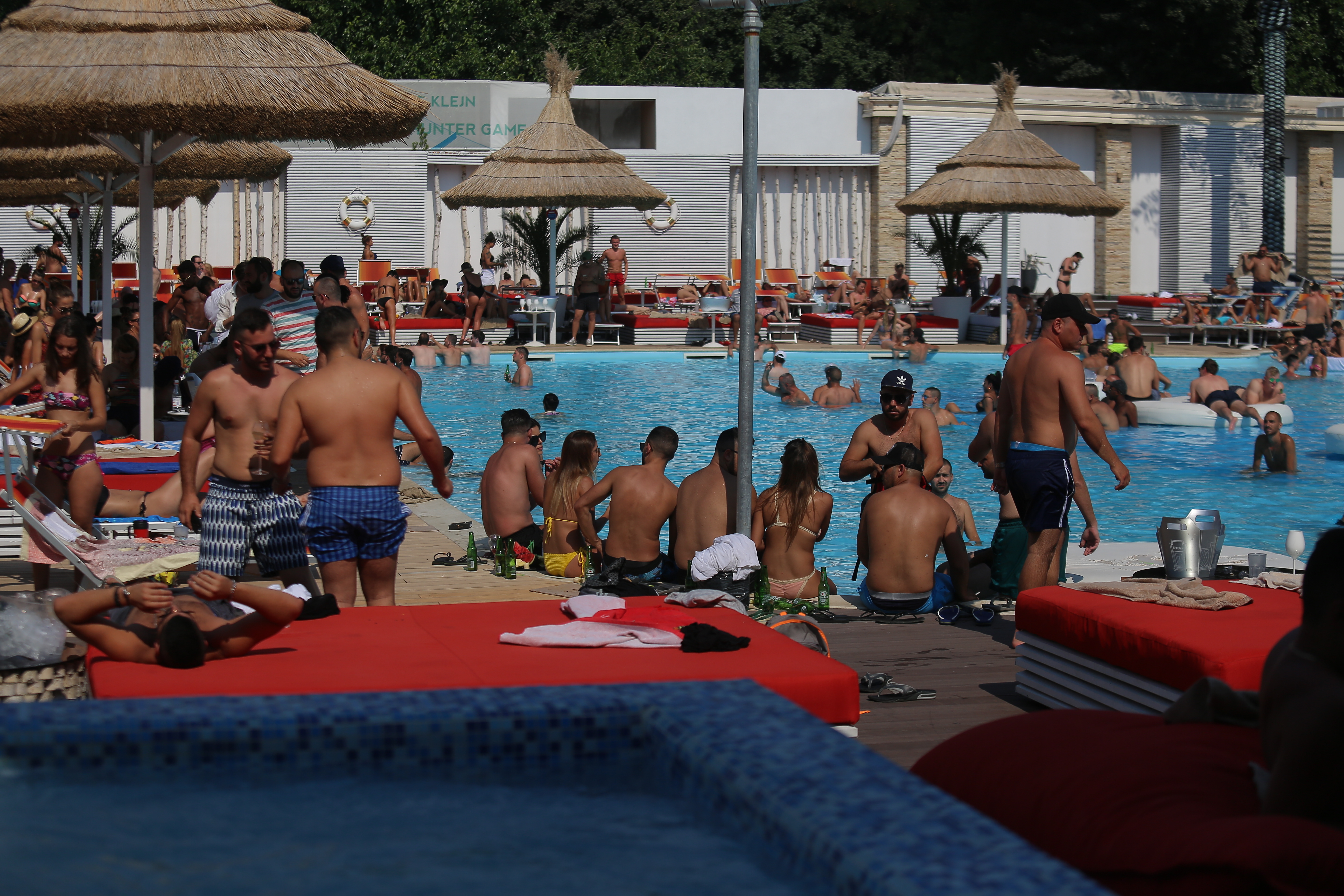 Caldura de afară a determinat pe toată lumea să se răcorească în piscină