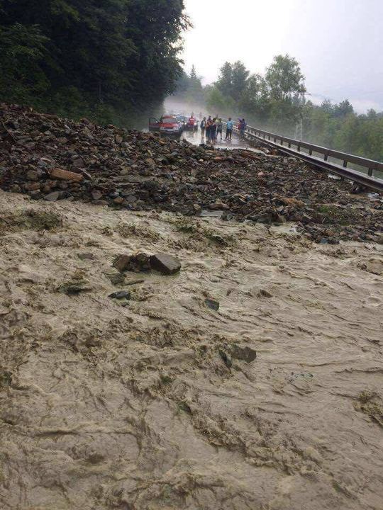 DN1A este impracticabil după o ploaie torenţială