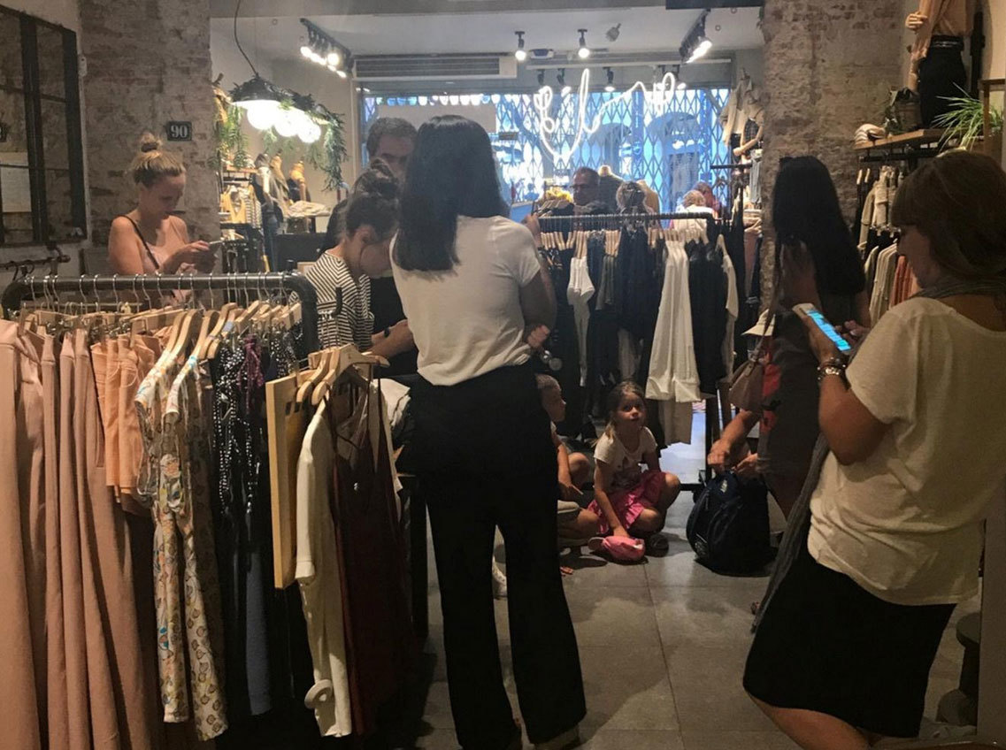 Oamenii s-au ascuns în magazine în timpul atacului de la Barcelona