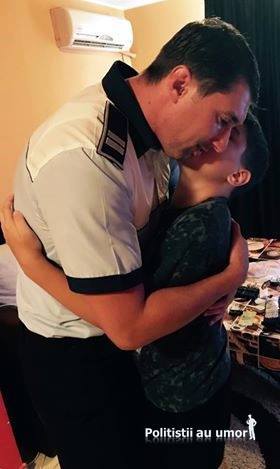 Agentul Ovidiu Andrei, îmbrăţişat de fiul său