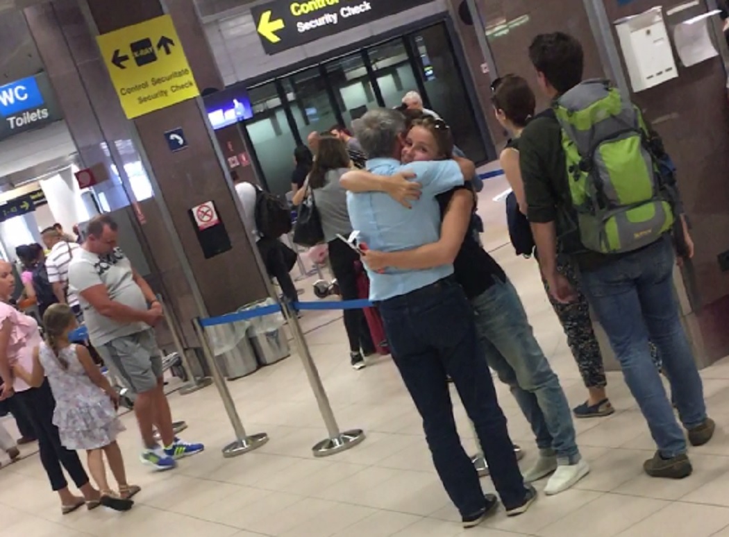 Dacian Cioloş şi prietena lui s-au strâns tare în braţe, la despărţire