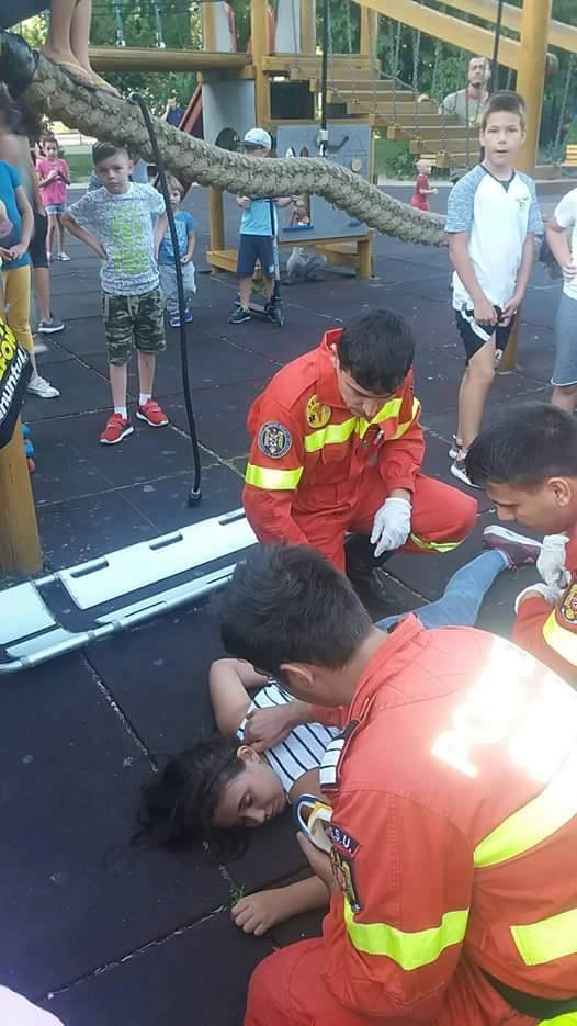 Fetiţa şi-a fracturat coloana