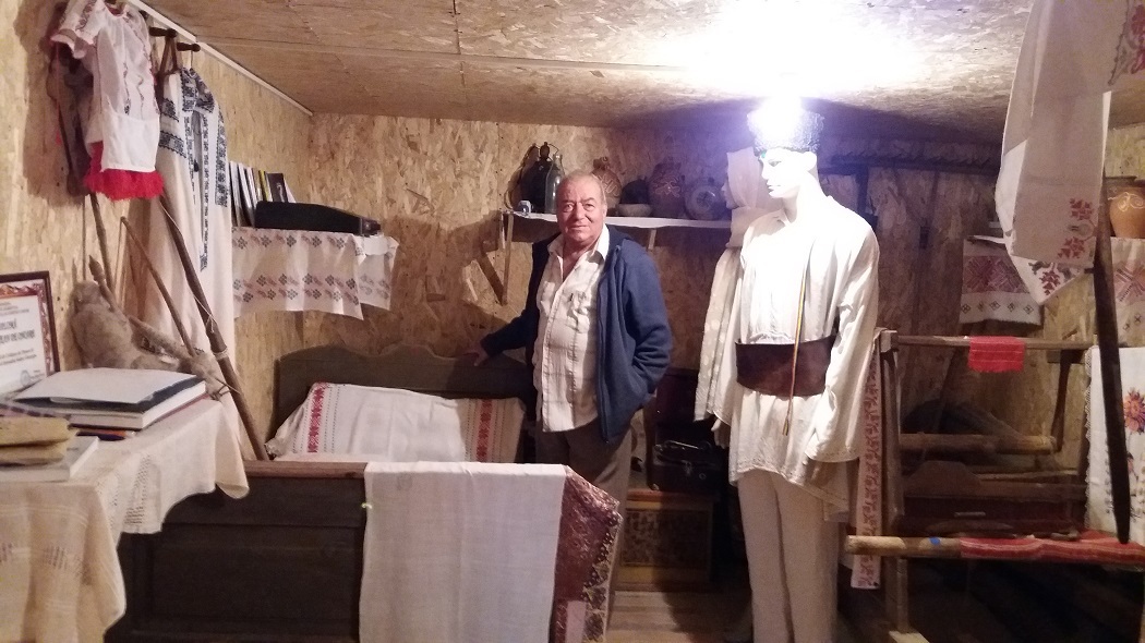 Gioni Badea, sufletul Muzeului Sătesc din Vârfuri, printre exponate