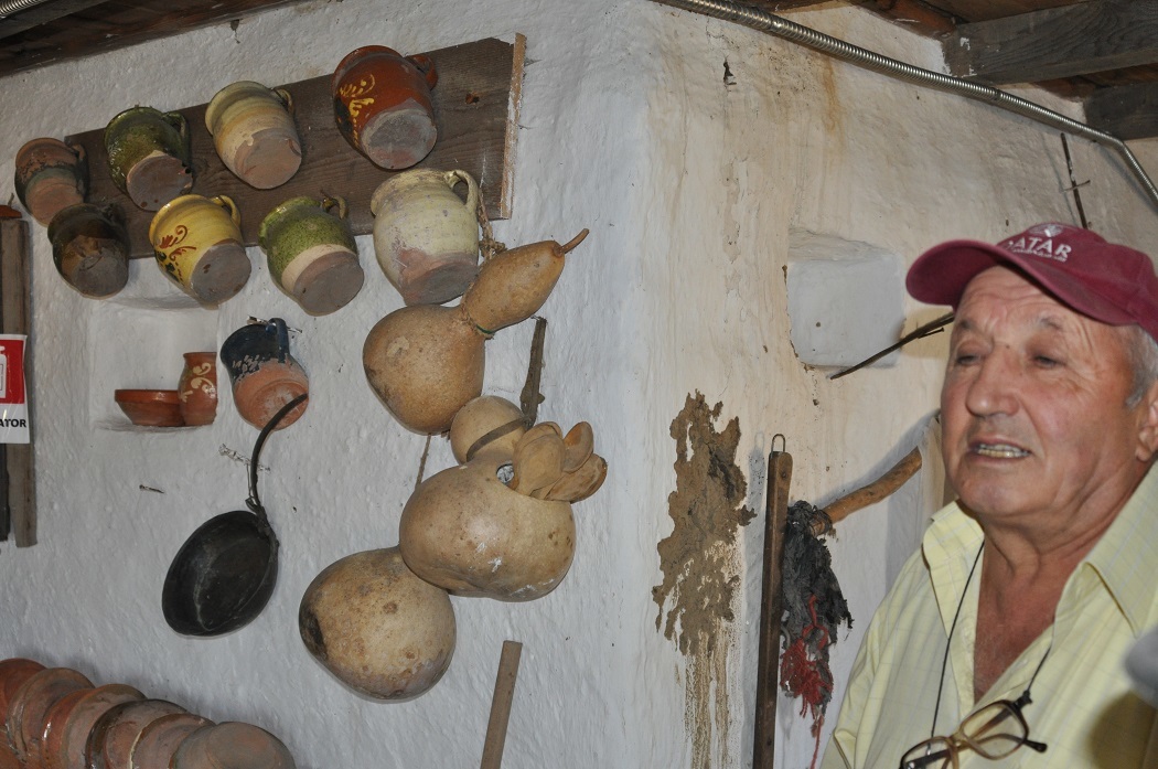 Victor Simion a muncit 11 ani la casa de chirpici pe care a făcut-o muzeu