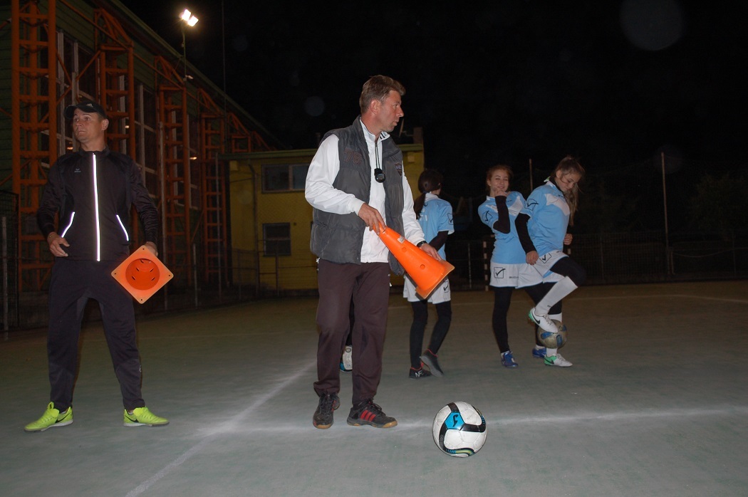 Antrenorul Adrian Cristea pregăteşte jaloanele, ca să le înveţe pe fete driblingul