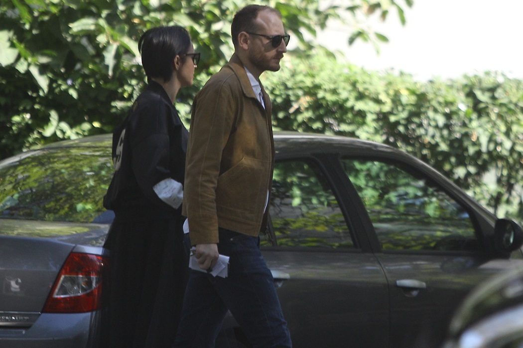 Andreea şi Adrian se ţin de mână ca doi adolescenţi