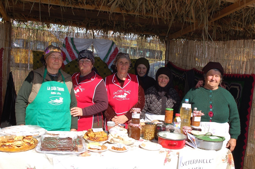 Bătrânele din Luciu duc mai departe tradiţia şezătorilor