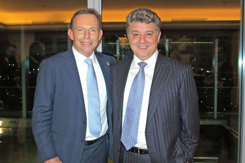 Florin Burhală (dreapta), alături de Tony Abbott, ex-prim-ministrul Australiei