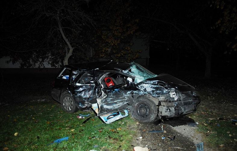 Maşina cu care se întorceau acasă a fost făcută praf