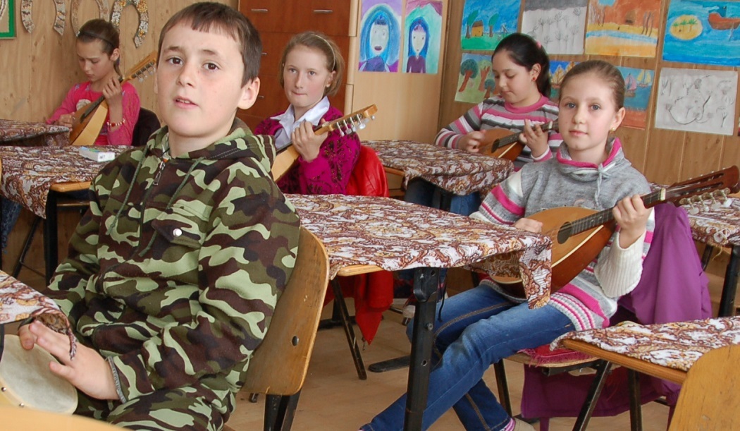 Lecţia de mandolină se ţine într-una dintre clase