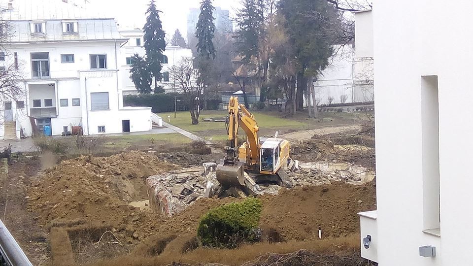 În februarie 2015, buldozerele au trecut la treabă (Foto: romaniacurata.ro)
