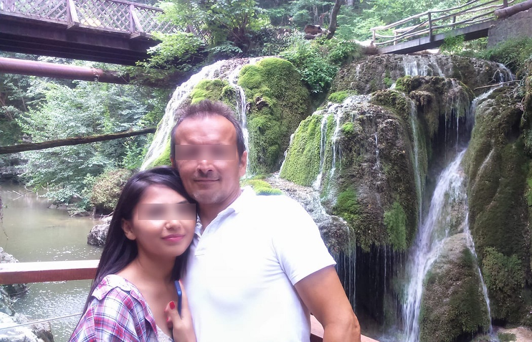 Tatăl adoptiv al Alinei şi una din fiicele sale