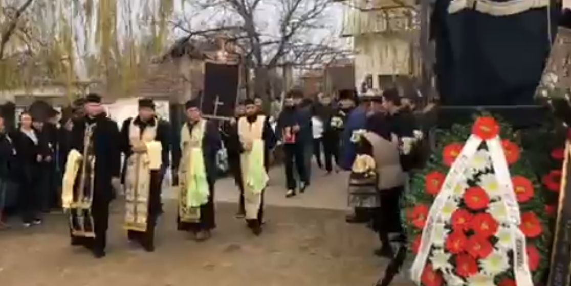 Mai mulţi preoţi oficiază slujba de înmormântare