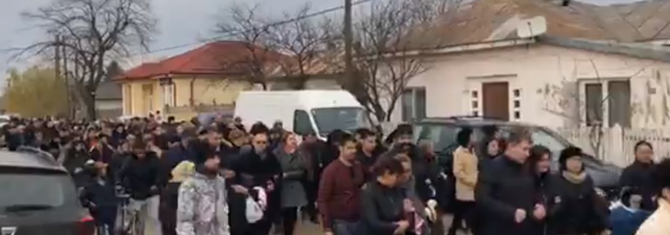 Sute de oameni au condus-o pe ultimul drum pe Alina Ciucu