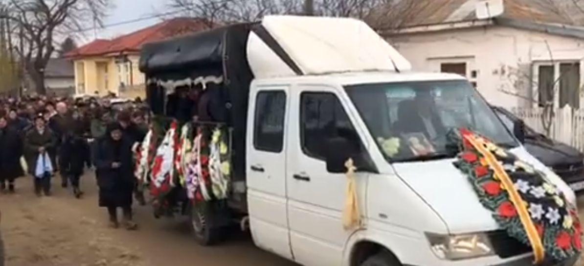 Oamenii au trimis zeci de coroane de flori