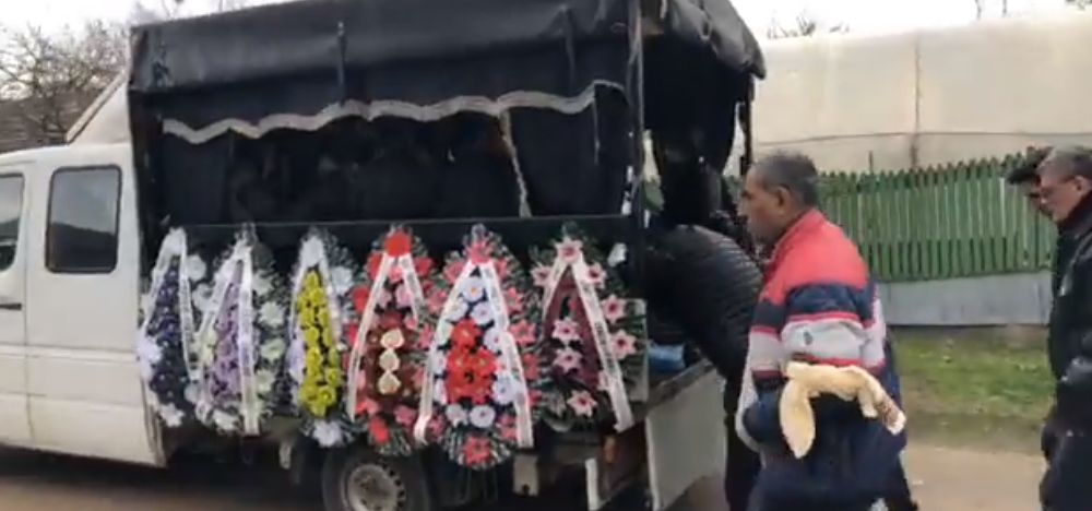 Rudele fetei au stat la căpătâiul ei tot drumul