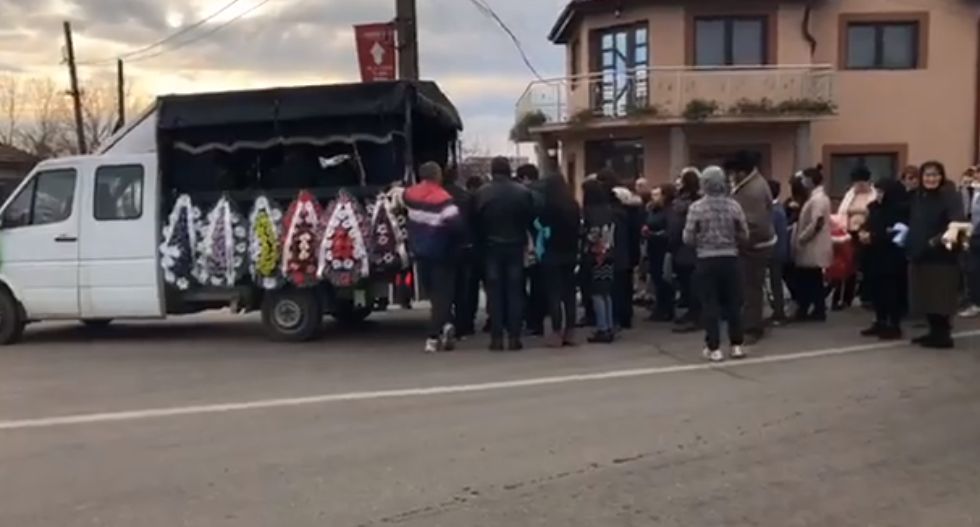 Maşina cu sicriul tinerei, însoţită de sute de oameni