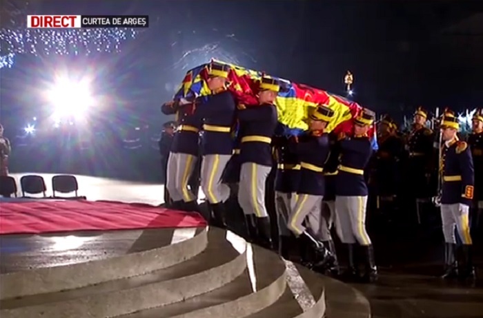 Sicriul în care e trupul Regelui Mihai I a fost purtat de opt militari spre Necropola Regală, unde va fi îngropat lângă soţia sa, Regina Ana.