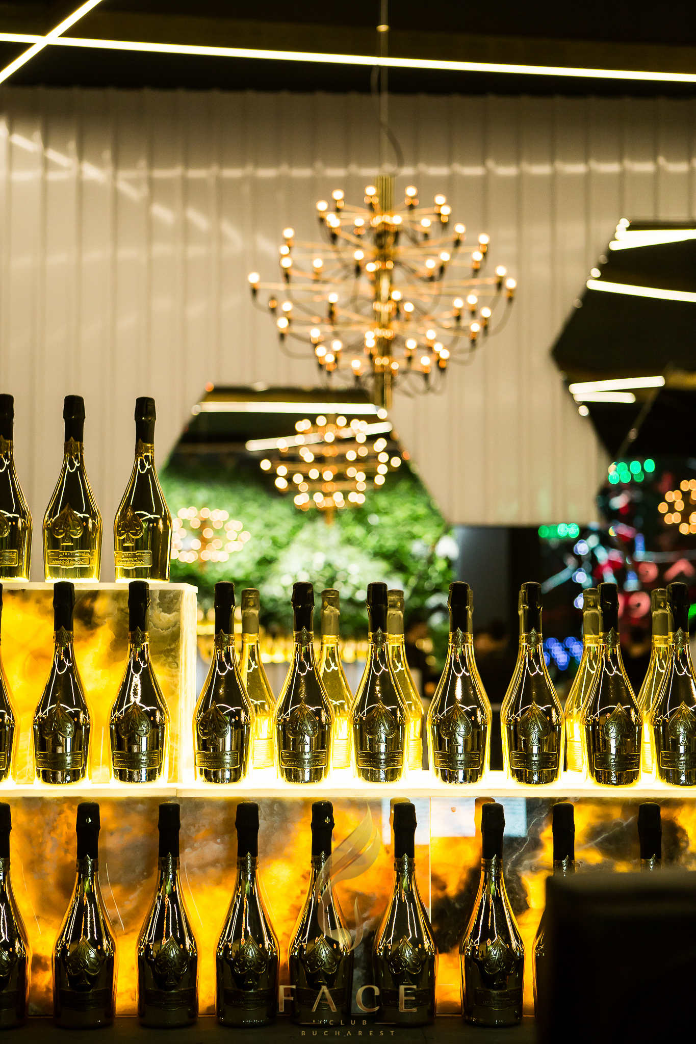 Cea mai scumpă şampanie comandată vreodată în România, un Armand de Brignac de 100.000 de euro, va fi deschisă de Revelion la Face Club!