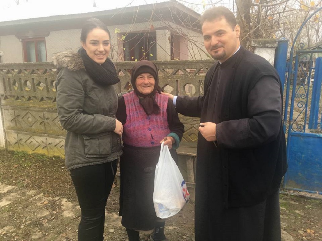 Preotul Aristide Costeleanu aduce zâmbetul pe feţele enoriaşilor săi
