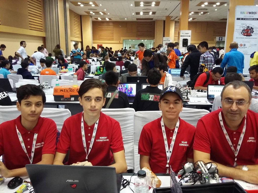 De la dreapta la stânga: Profesorul Doru Anastasiu Popescu, Vlad Coneschi, Robert Vădăstreanu şi Gabriel Constantinescu