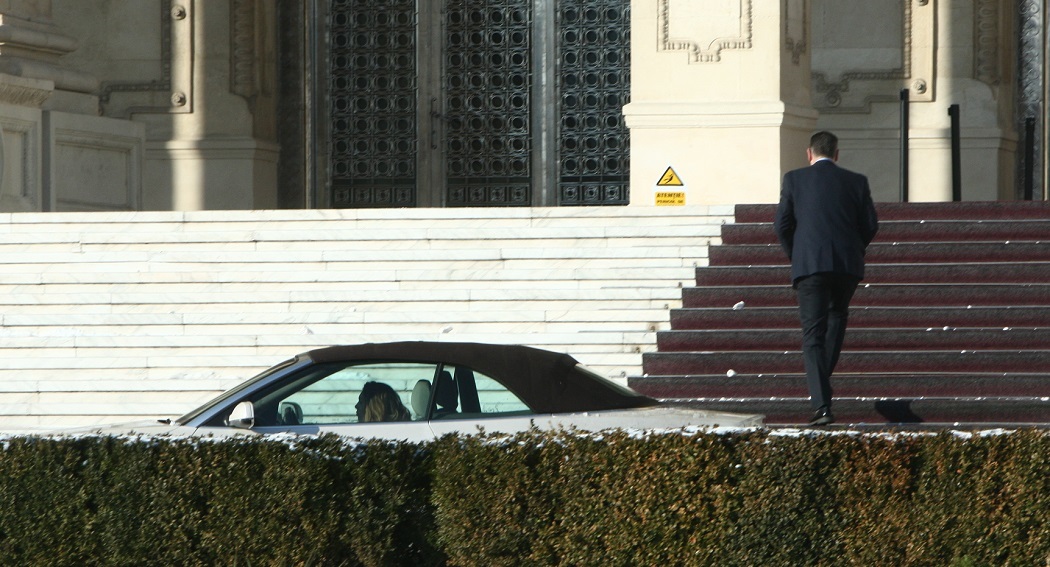 Ioana l-a lăsat pe Ben-Oni la intrarea în Camera Deputaţilor