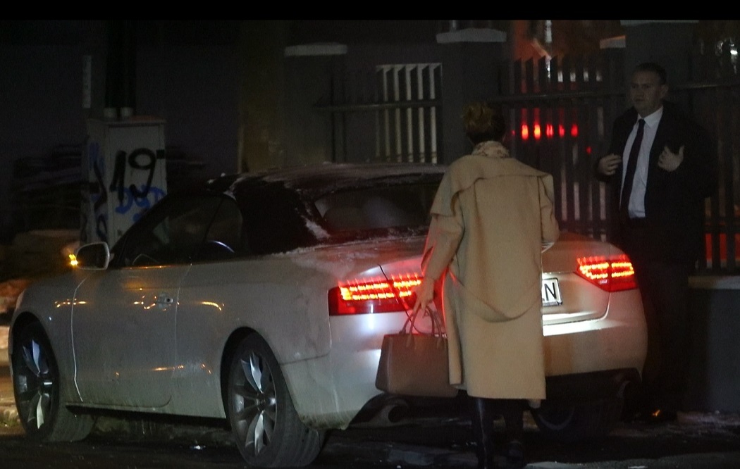 Ioana şi Ben-Oni ajung seara la locuinţa demnitarului