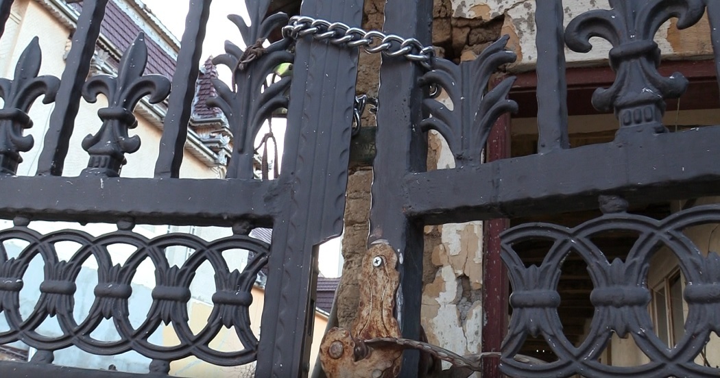 Porţile ferecate ale unuia dintre palatele ţigăneşti