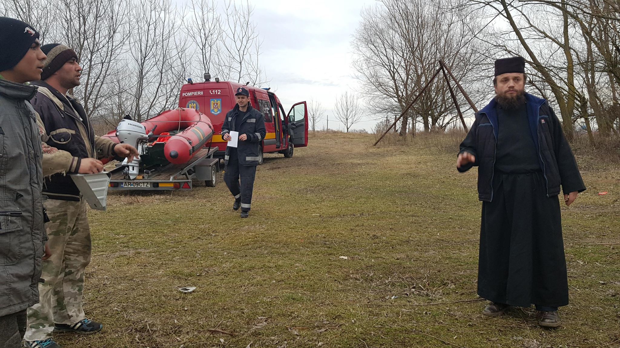 Călugărul le-a mulţumit pompierilor care l-au salvat din mijlocul Mureşului