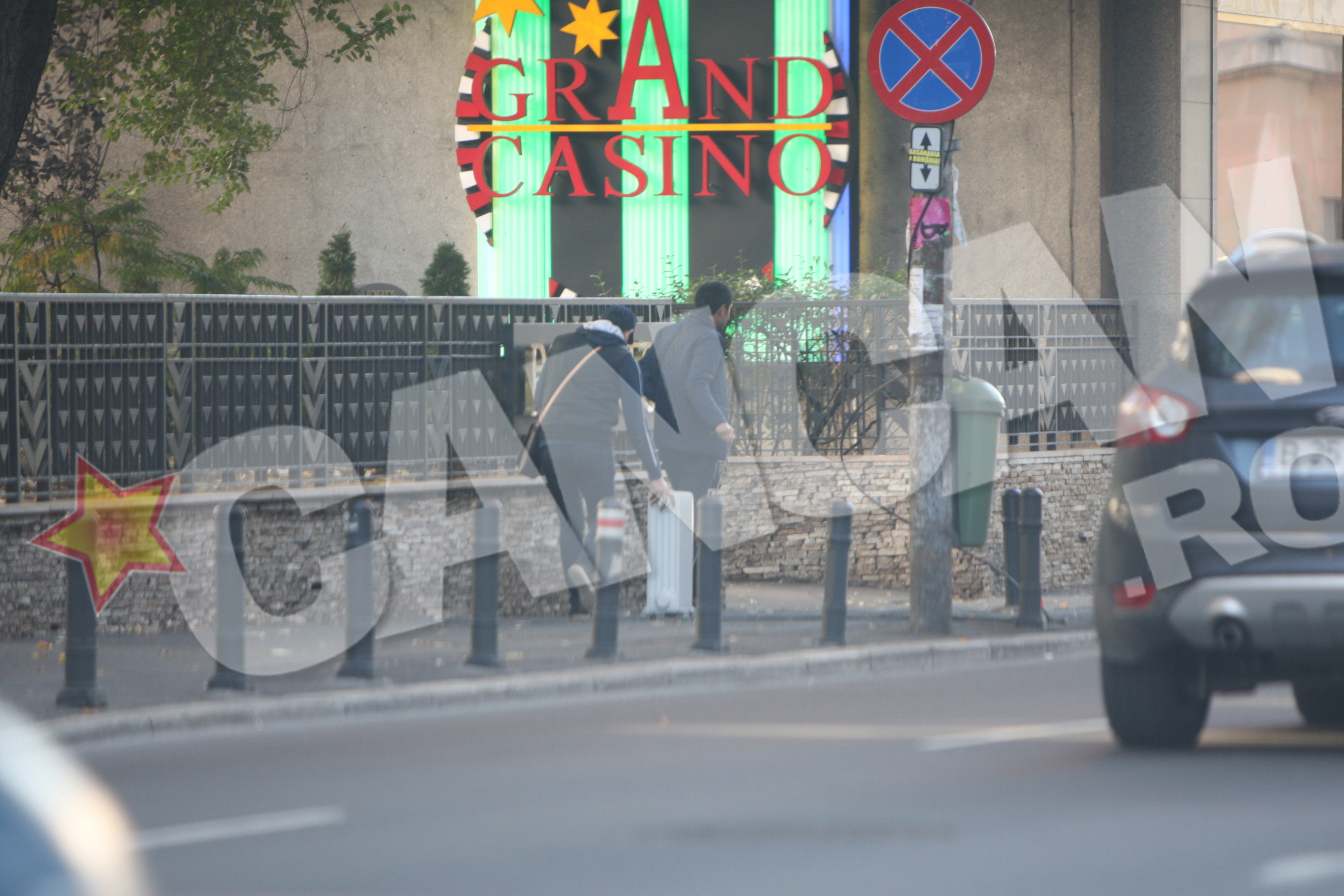 Incantati de metoda folosita, cei doi au vrut sa aibe si o amintire si s-au pozat cu telefonul