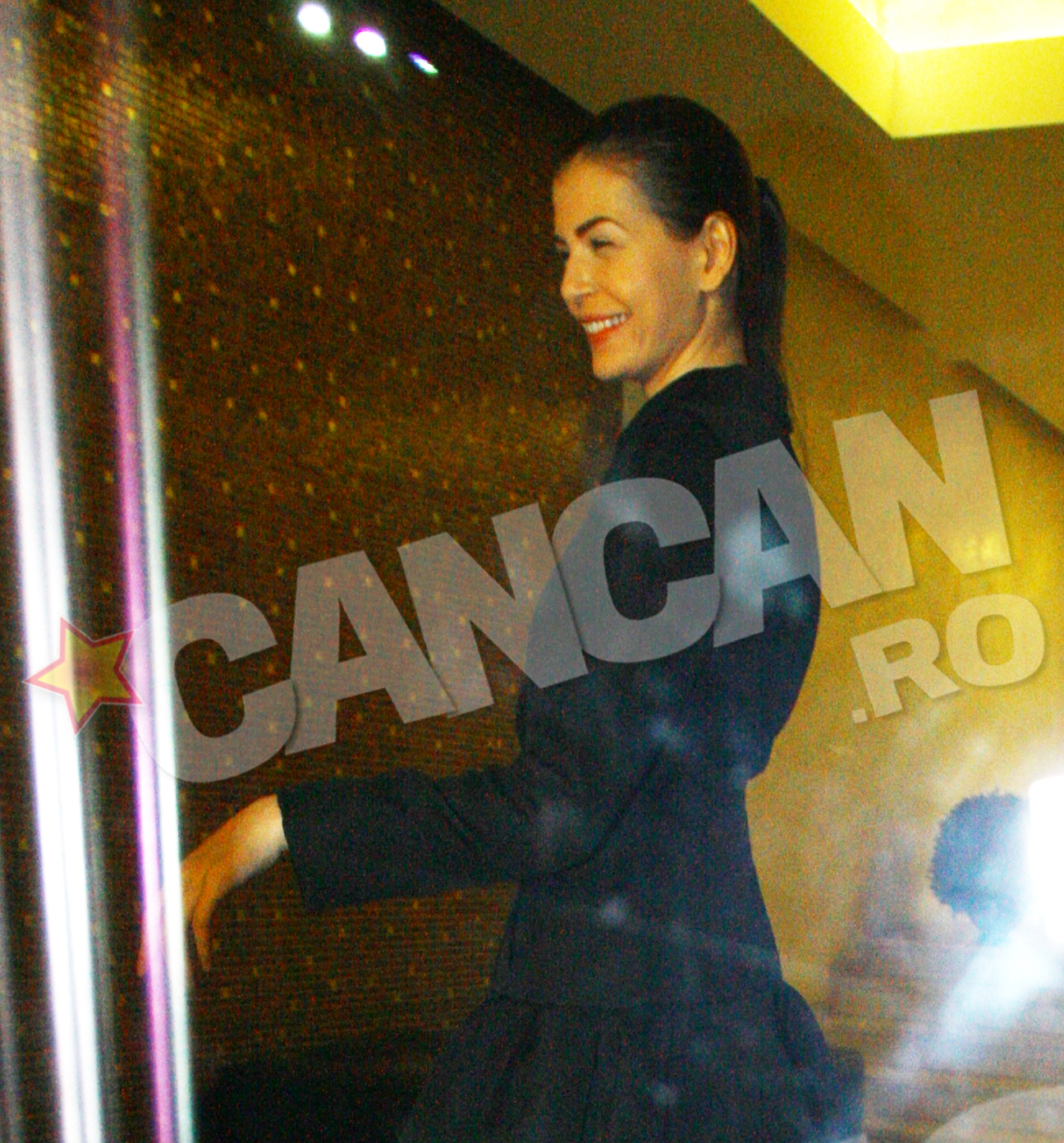 Monica a ajuns acasa cu un zambet larg intiparit pe fata