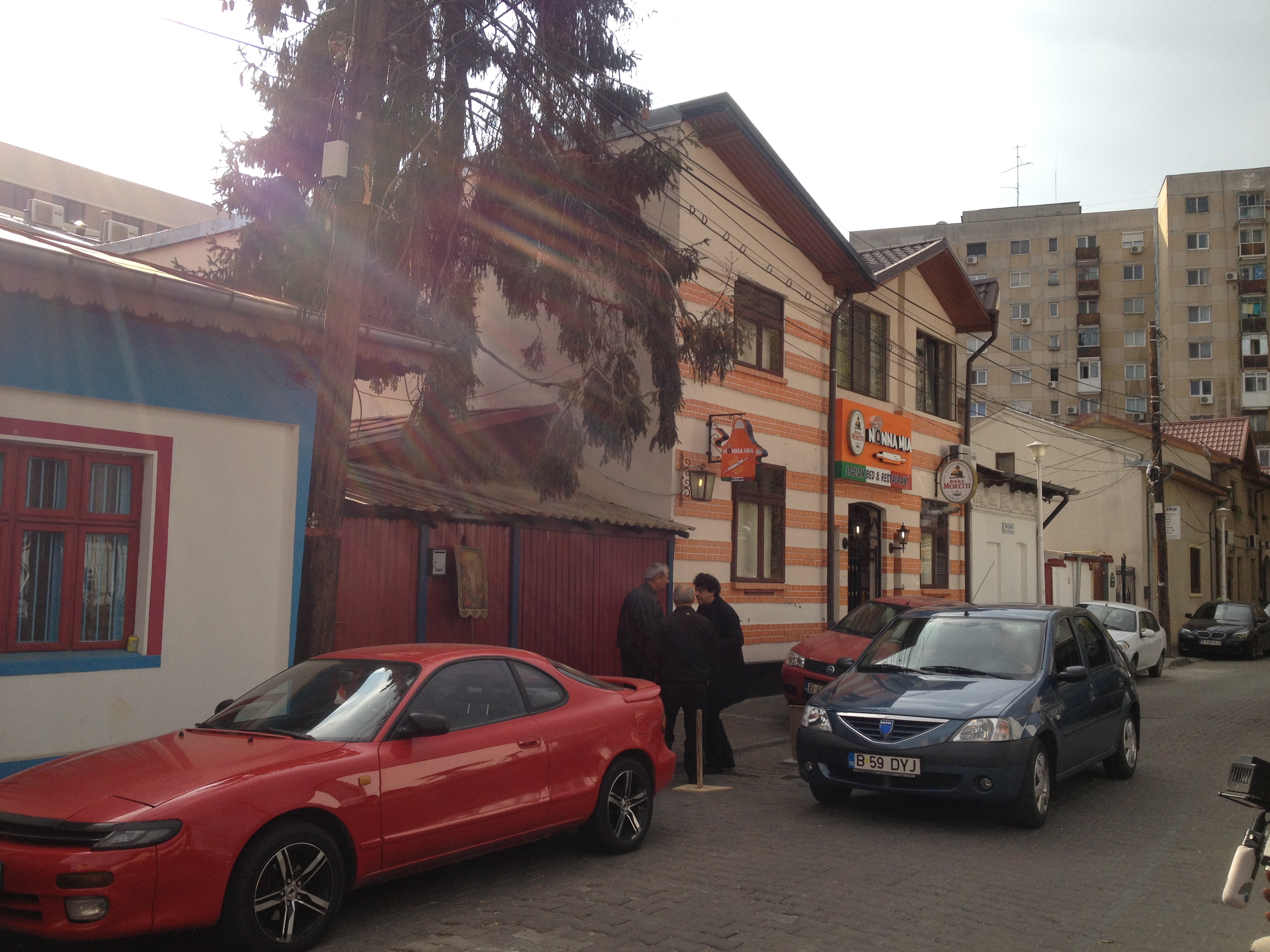 Fiul regretatului Iura se topeste pe picioare!. Ducu nu s-a dezlipit toata noaptea de tatal sau, plange si fumeaza încontinuu