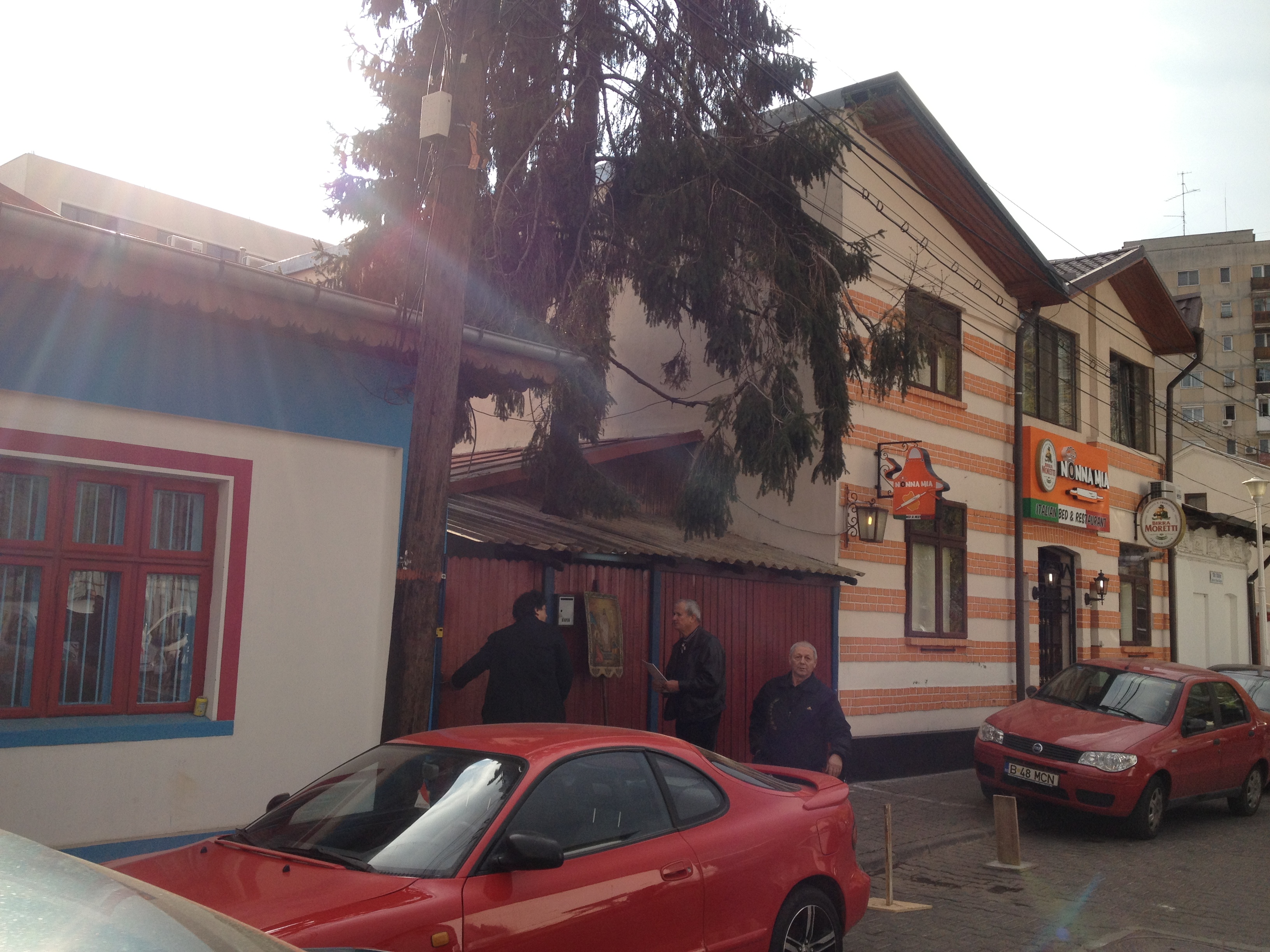 Fiul regretatului Iura se topeste pe picioare!. Ducu nu s-a dezlipit toata noaptea de tatal sau, plange si fumeaza încontinuu