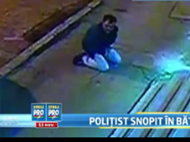 Imagini şocante la Tulcea - Un poliţist a fost bătut crunt în plină stradă, iar colegii săi nici nu au observat!